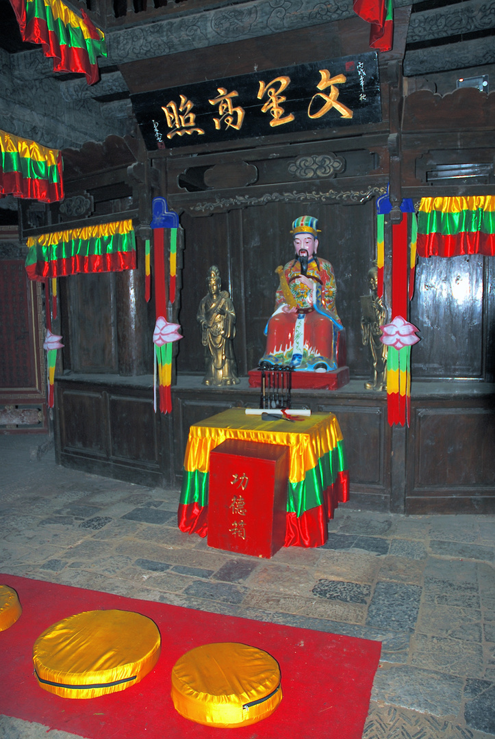 Inside a Naxi tempel Wen Chang Gong in Baisha