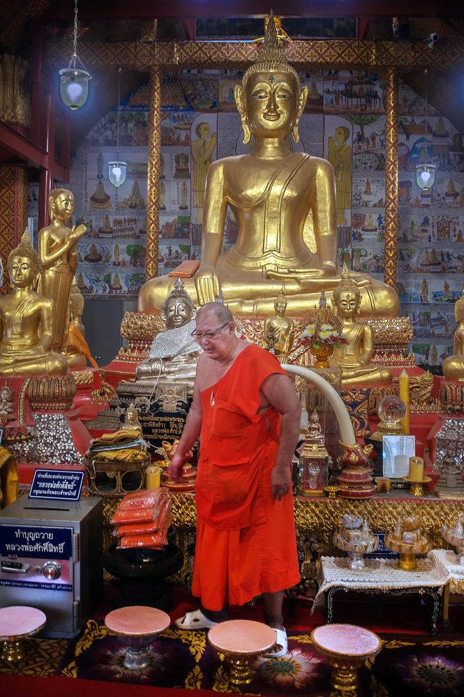 Inside Prasat Wat Tha Sung