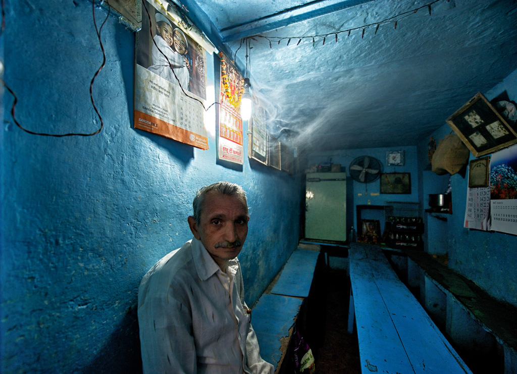 Inside the blue Smokingroom