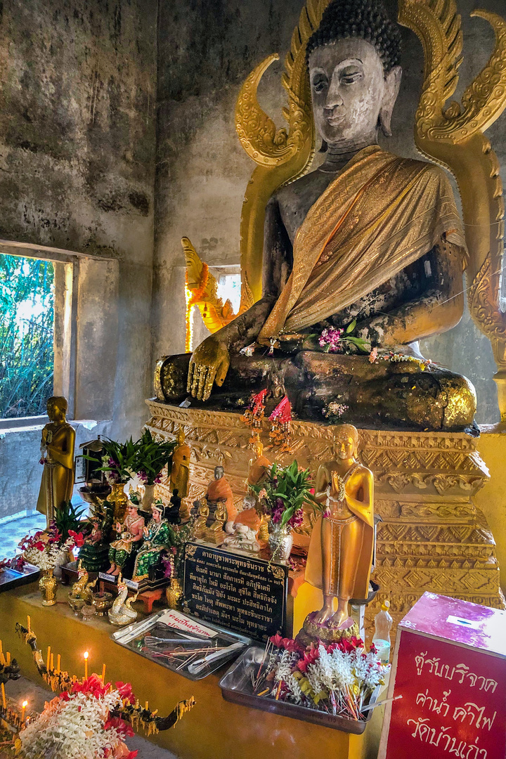 inside the temple Wat Som Det