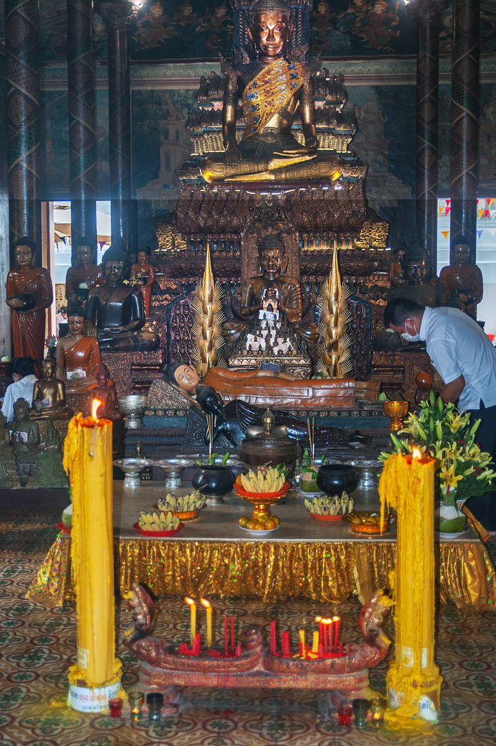 Inside Wat Preah Chedey Borapaut