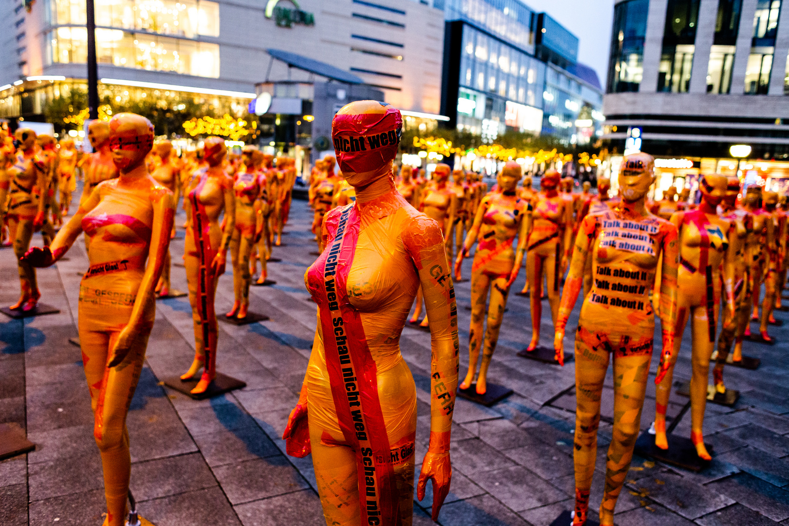 Installation Broken | Gewalt und Unterdrückung gegen Frauen