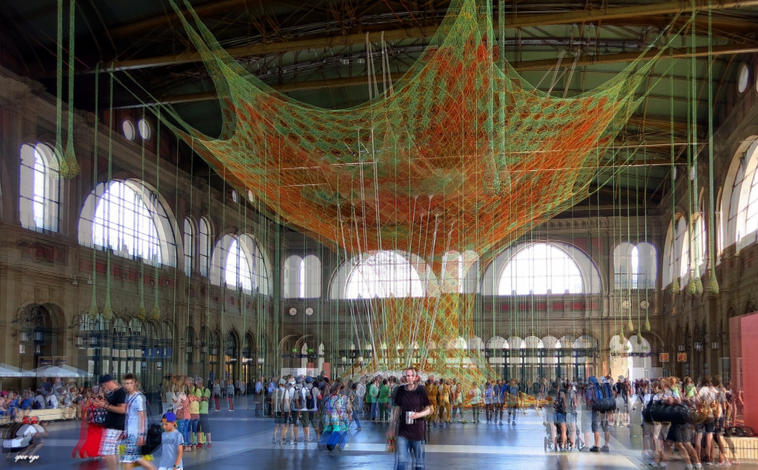 Installation Gaia Mother Tree vom brasilianischen Künstler Ernesto Neto - 3D Interlaced