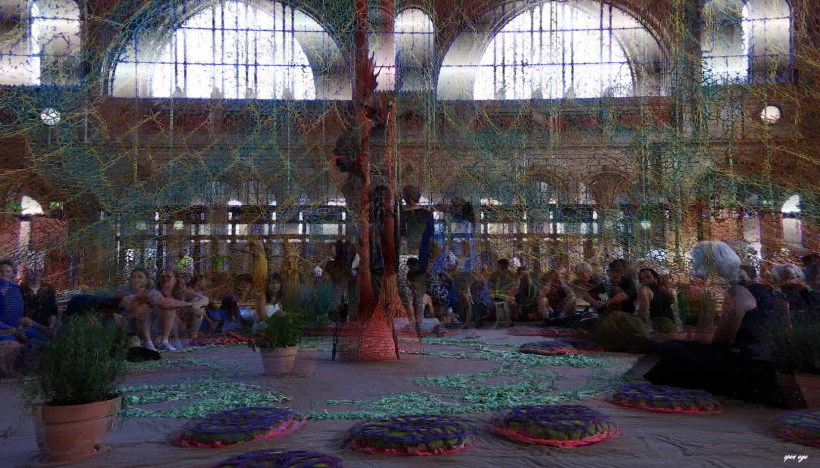 Installation Gaia Mother Tree vom brasilianischen Künstler Ernesto Neto - 3D Interlaced  o