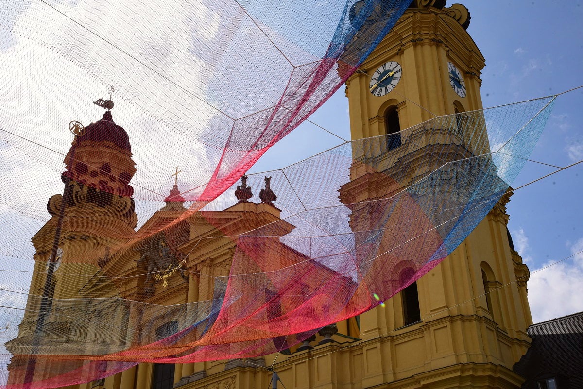 Installation von Janet Echelmann Bunte Kunst über dem Odeonsplatz München am 17.08.2021