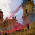 Installation von Janet Echelmann Bunte Kunst über dem Odeonsplatz München am 17.08.2021