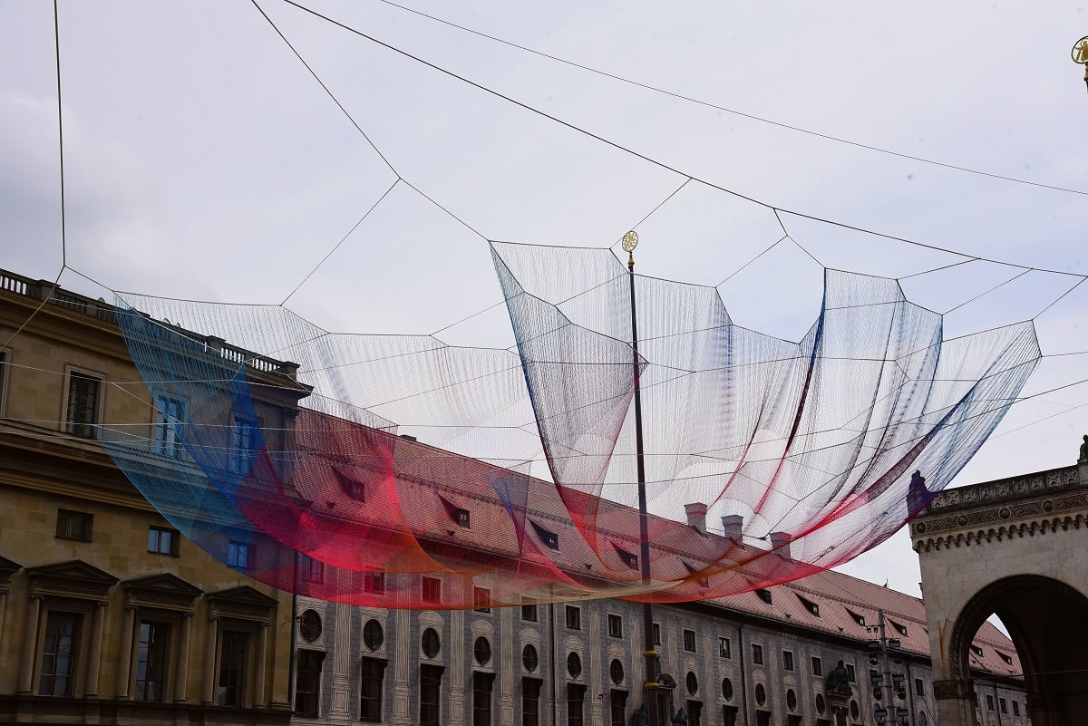 Installation von Janet Echelmann Bunte Kunst über dem Odeonsplatz München am 17.08.2021