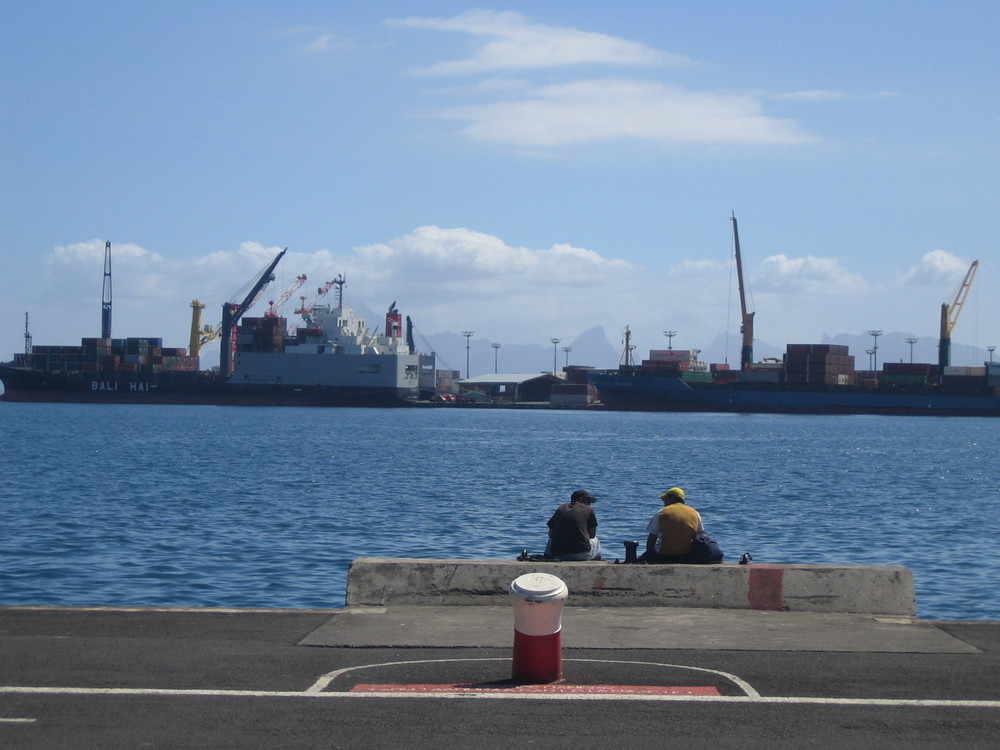 Installations portuaires à Papeete.