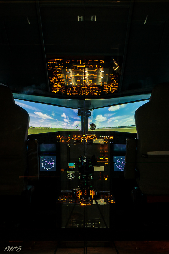 - Instrumente im Cockpit der Pilotenkabine -