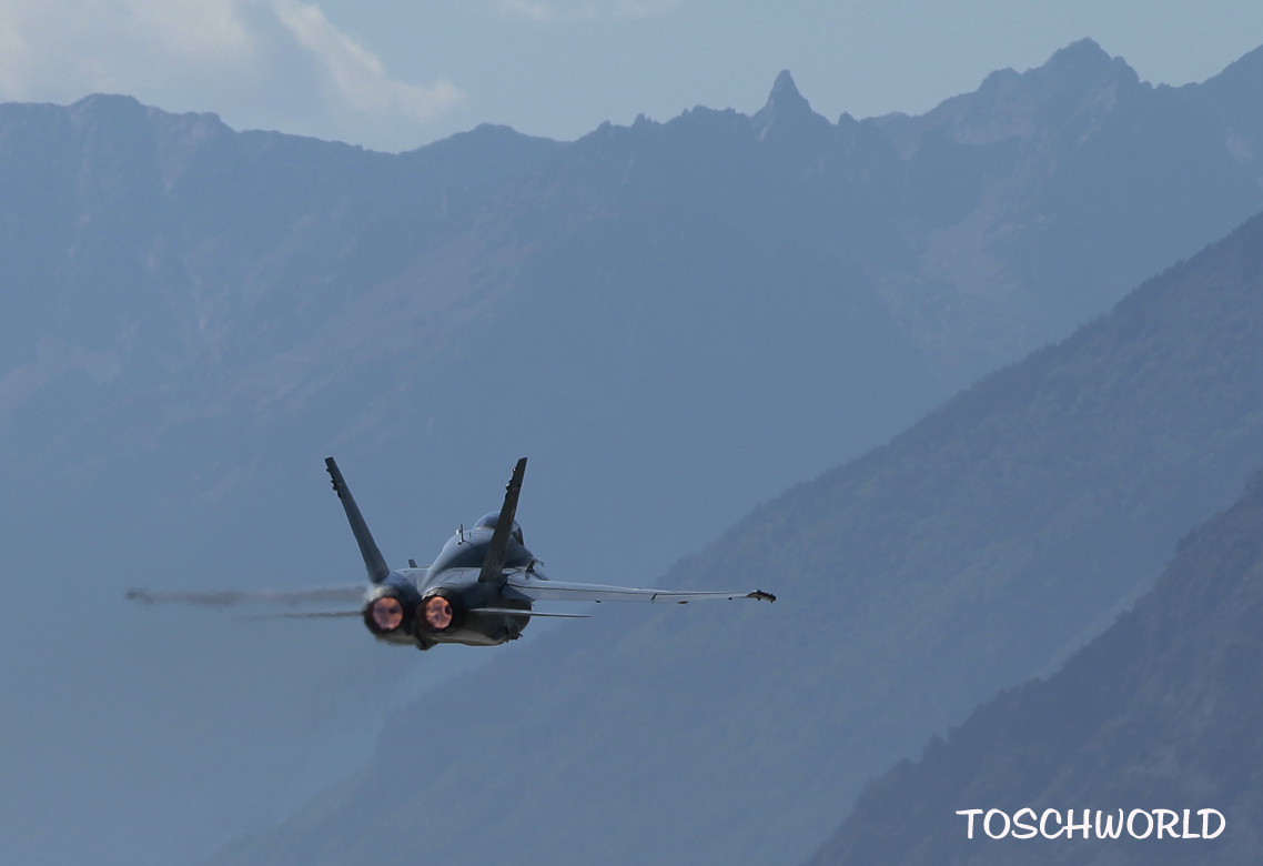 Int. Airshow 2011 in Sion/Schweiz: F-18 Hornet mit vollem Nachbrenner!