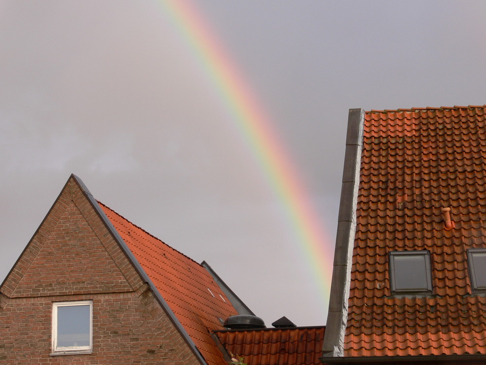 intensiver Regenbogen über der Altstadt