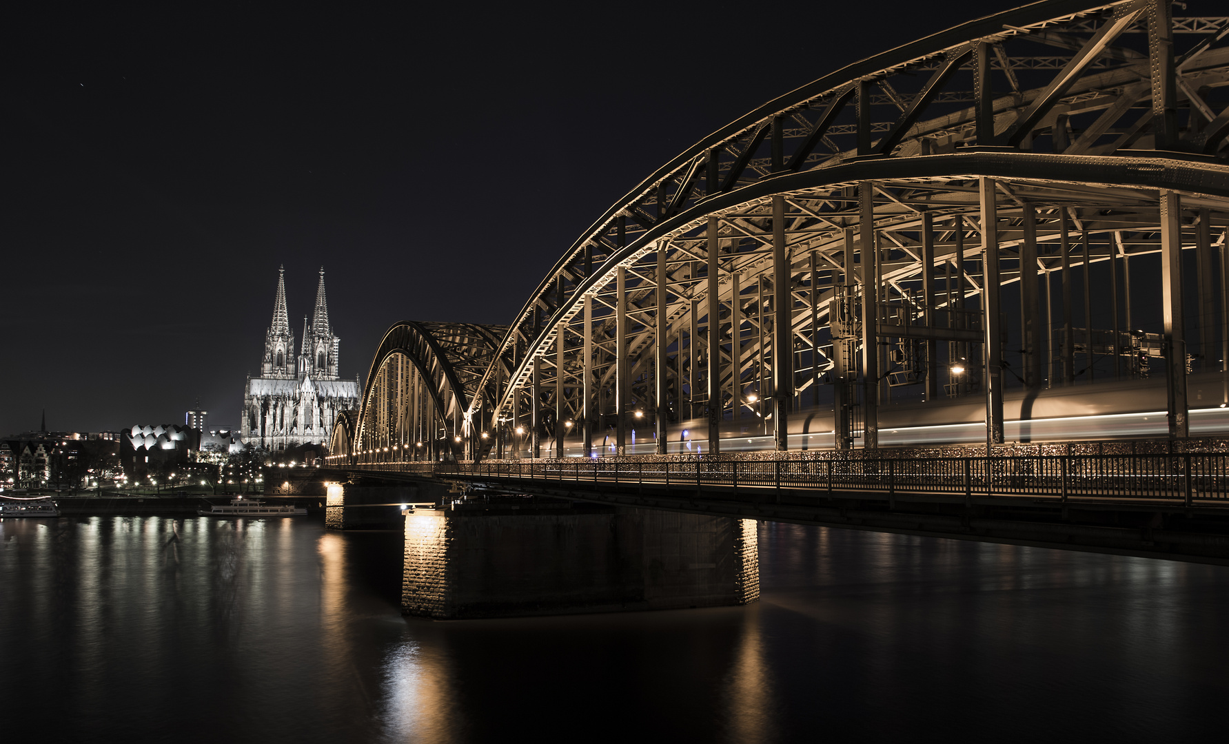 Intercity-Express auf Hohenzollernbrücke