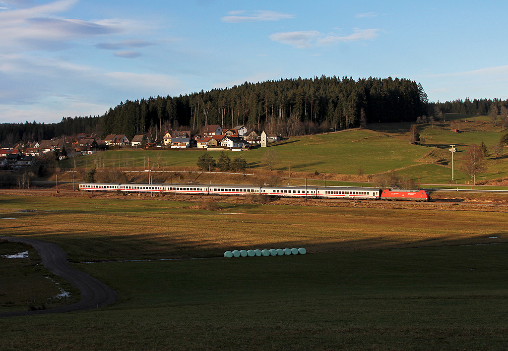 InterCity im Winterlicht