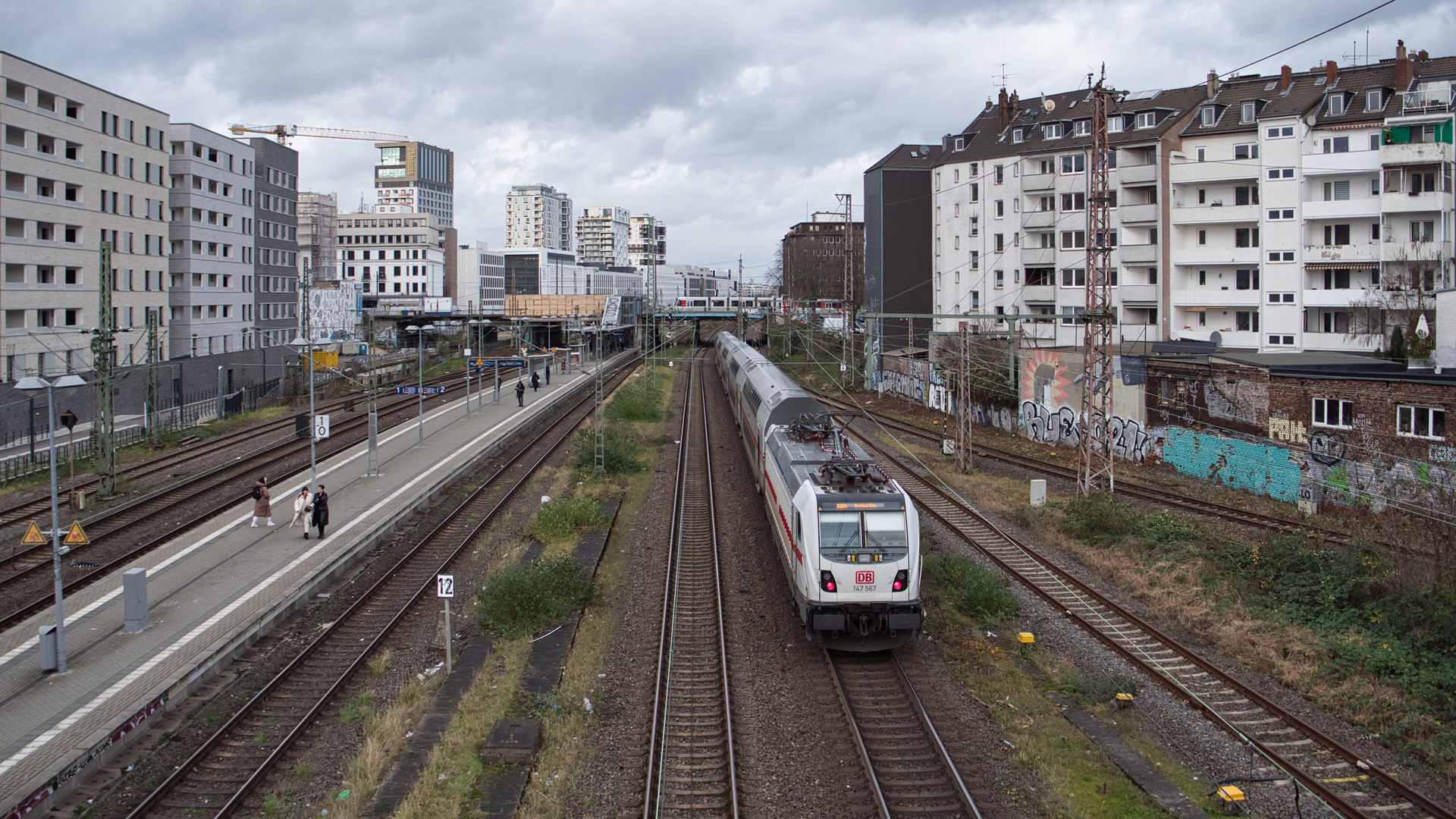 Intercity trifft Straßenbahn