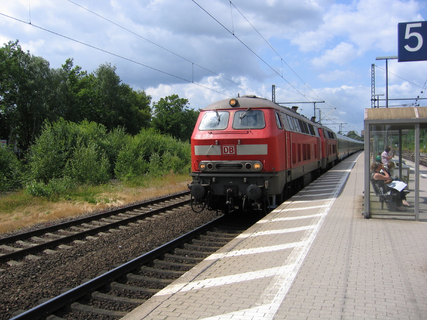 Intercity von Sylt fährt durch Pinneberg