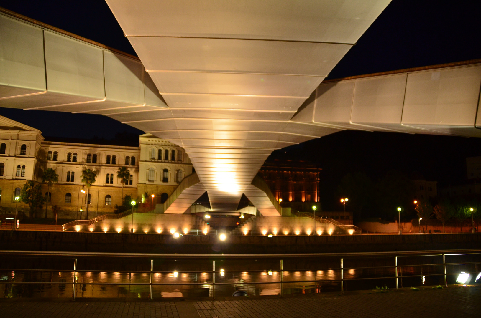 interessante Brücke bei Nacht