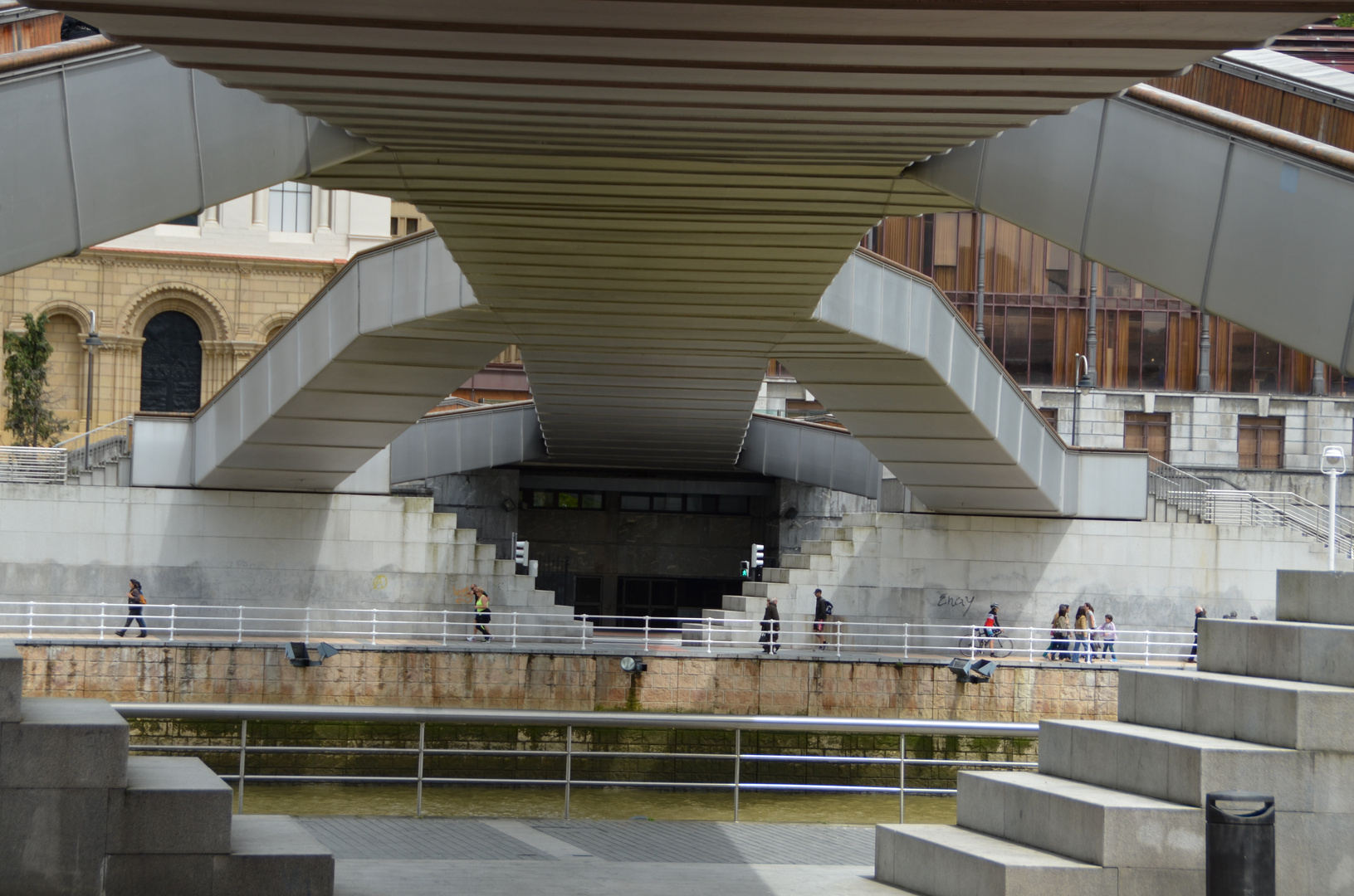 Interessante Brücke in Bilbao