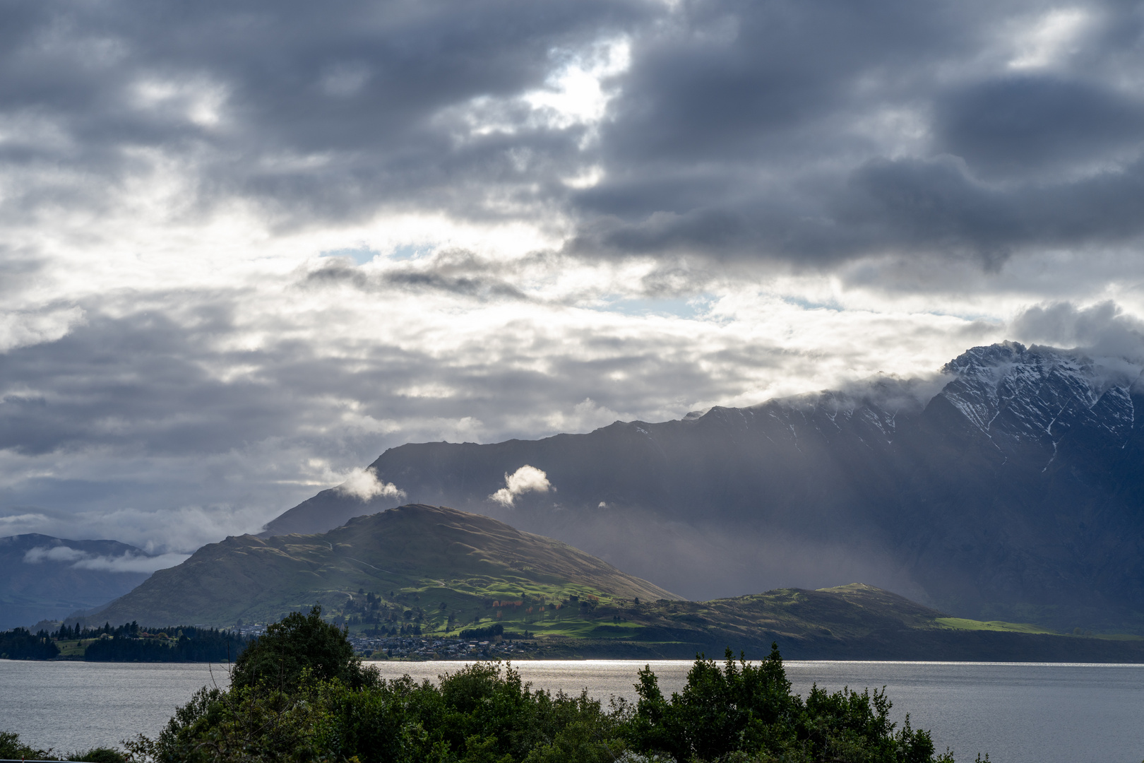 Interessantes Licht bei Sonnenaufgang nahe Queenstown