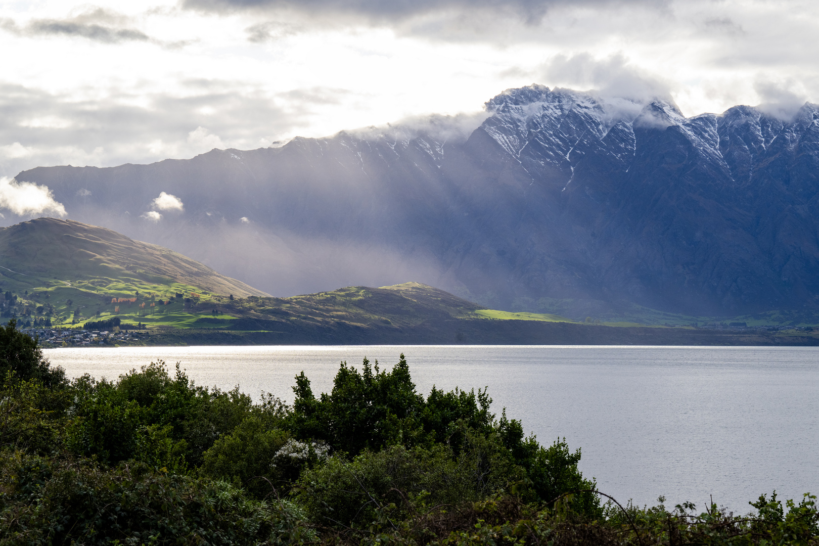 Interessantes Licht bei Sonnenaufgang nahe Queenstown