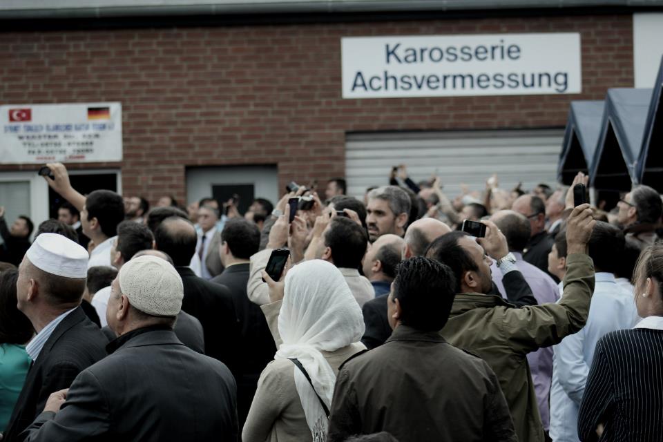 interessierte Muslime bei der Minaretten-Einweihung