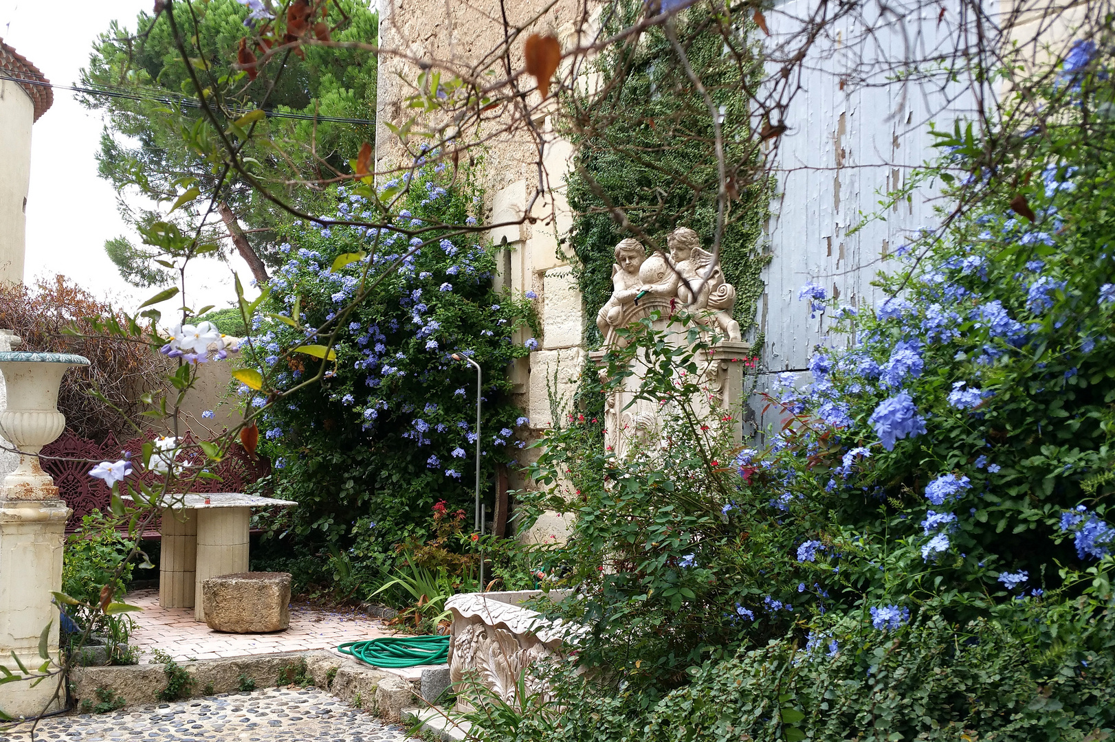 Intérieur de cour près de Béziers.....