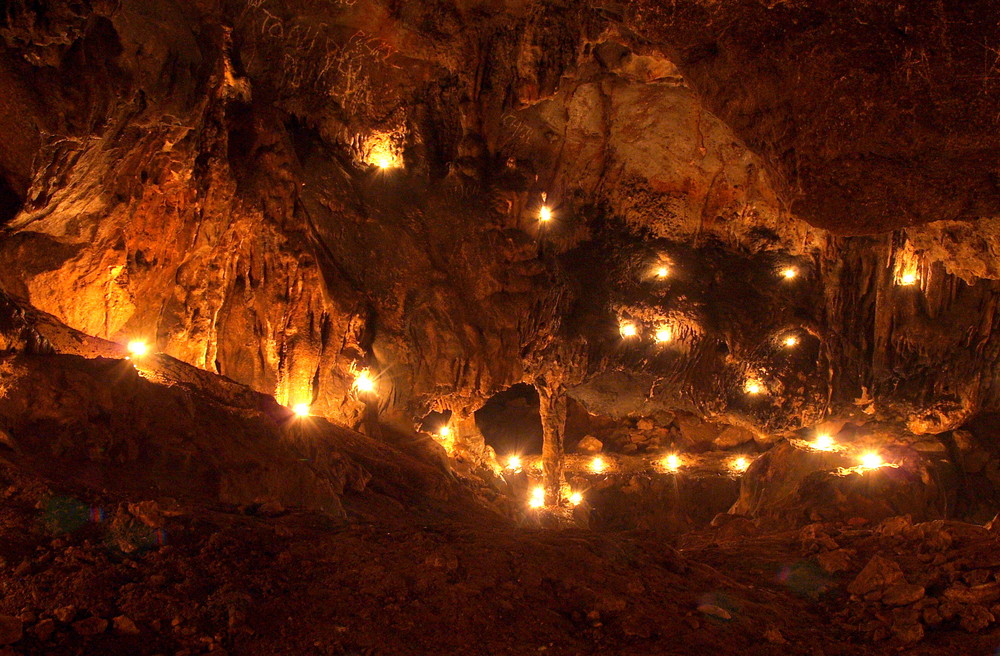 INTERIOR DE LA CUEVA DE SANT PERE , ILUMINADA PARA LA OCASION