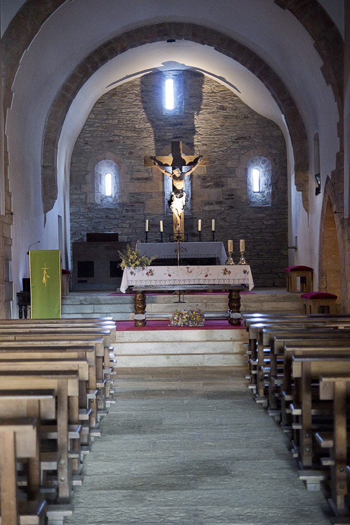 Interior de la iglesia de "O CEBREIRO"