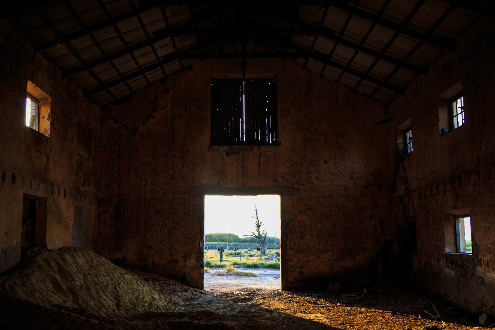 Interior de un viejo granero