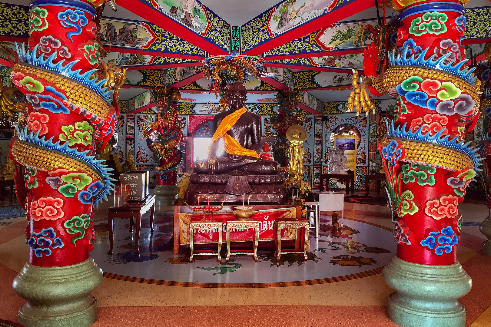 Interior decoration in the Chinese temple