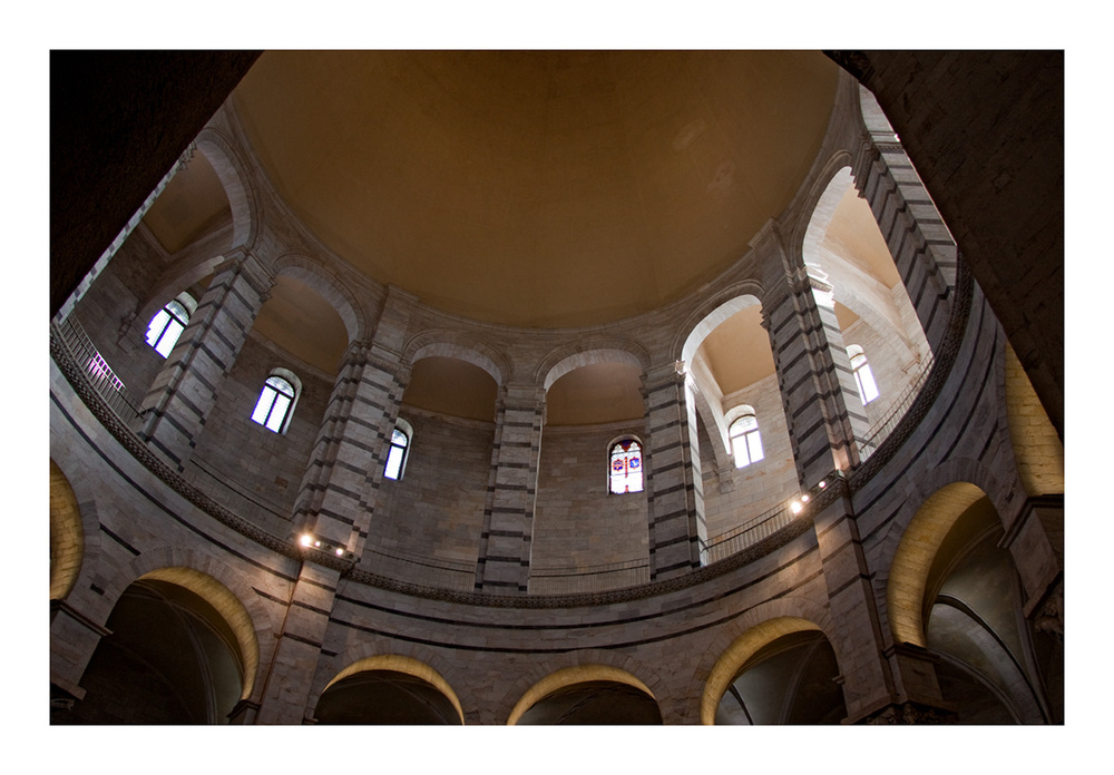 Interior del (Il Battistero) Pisa