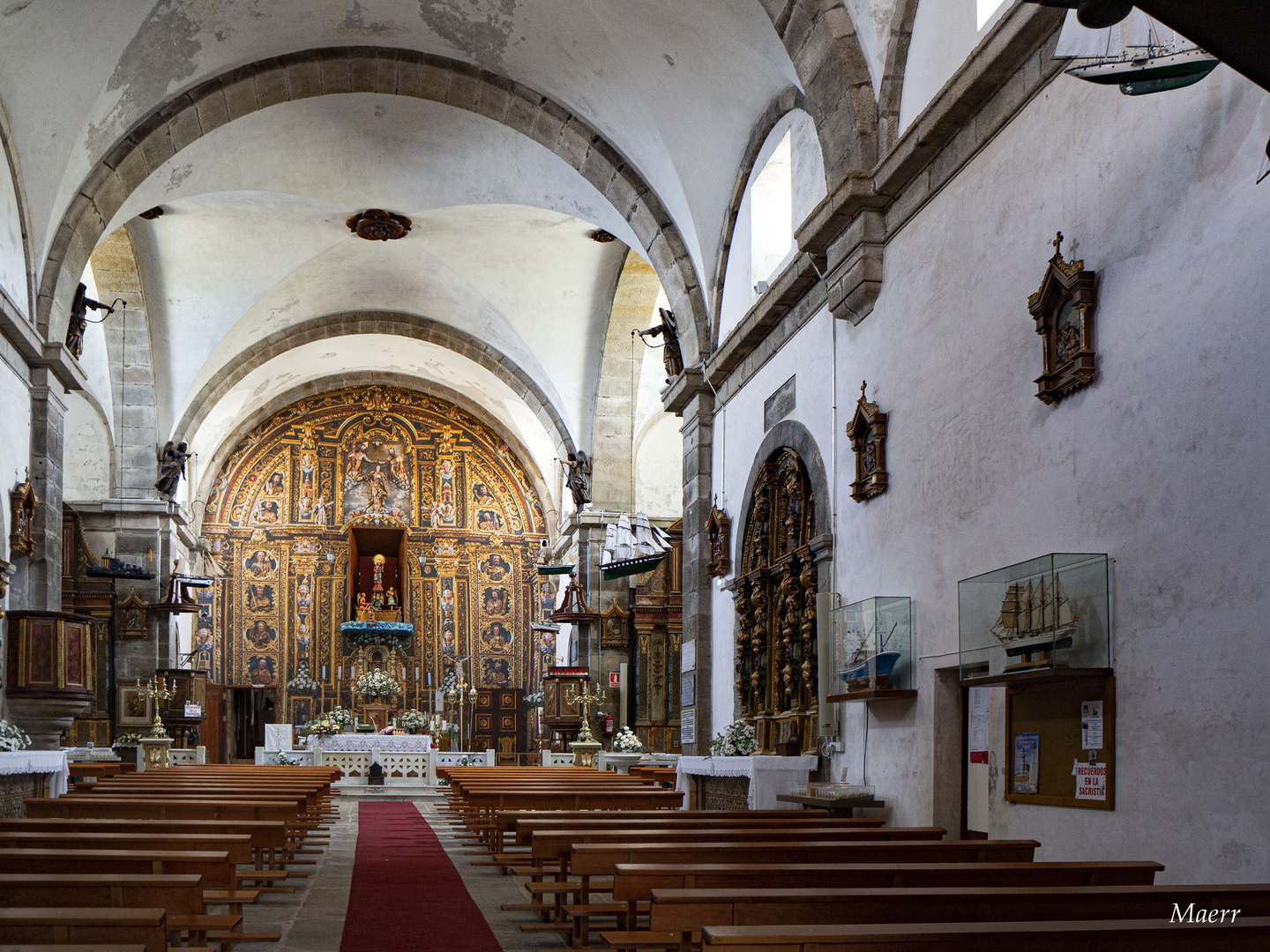 Interior del Santuario de La Virgen de La Barca en Muxía en El Camino de Santiago.