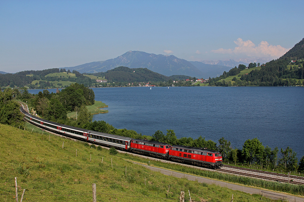 Internationaler Reisezug am Alpsee