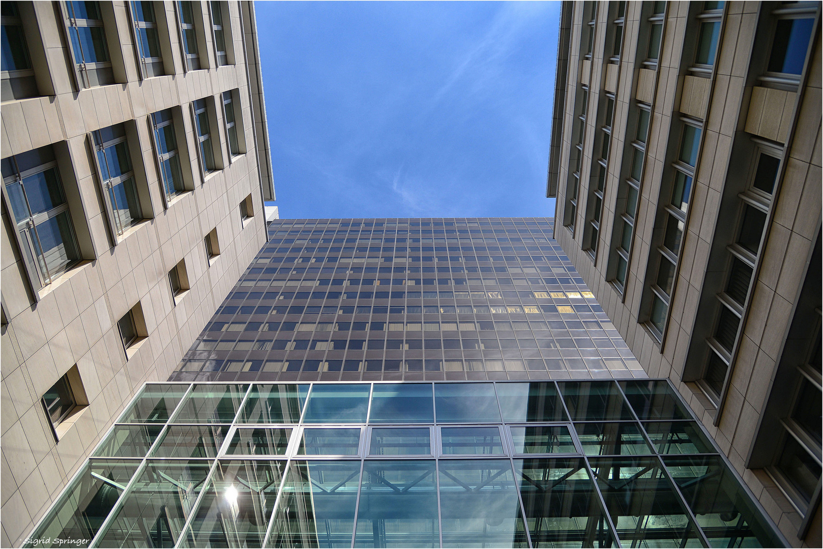 internationales Handelszentrum mit Blick nach oben