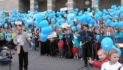 Internationales Kinderchorfestival in Halle/S 2007: Singen auf den Rathaustreppen