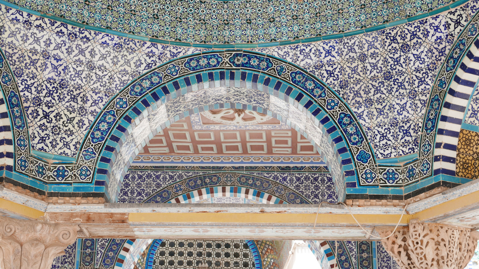 Interni moschea Spianata delle moschee Gerusalemme