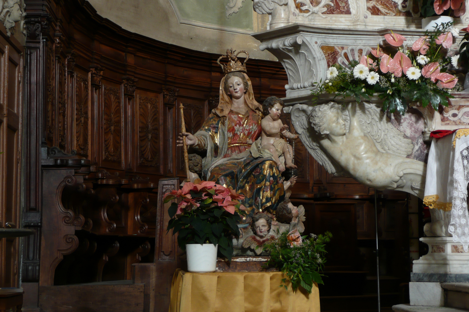 interno chiesa di Cervo (Liguria)