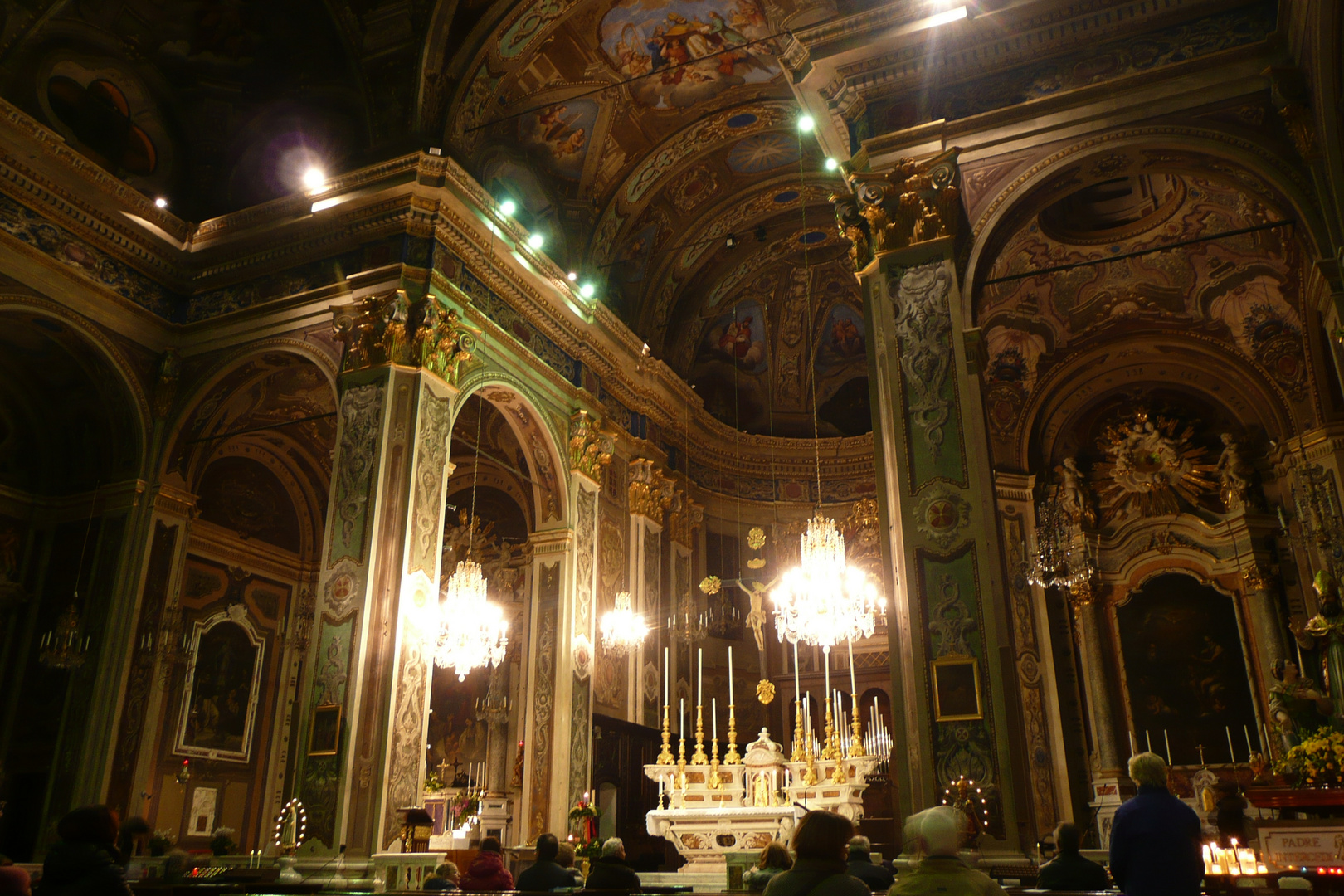 interno della basilica di S. Nicola, in Pietra Ligure