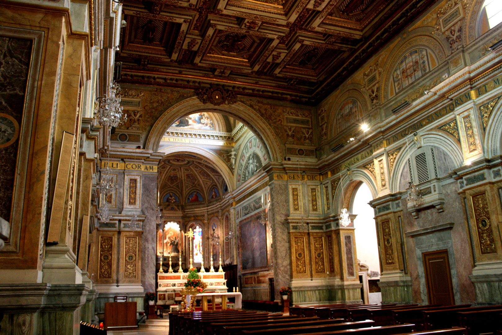 Interno della Basilica di San Nicola a Tolentino (da Tesori nelle Marche)