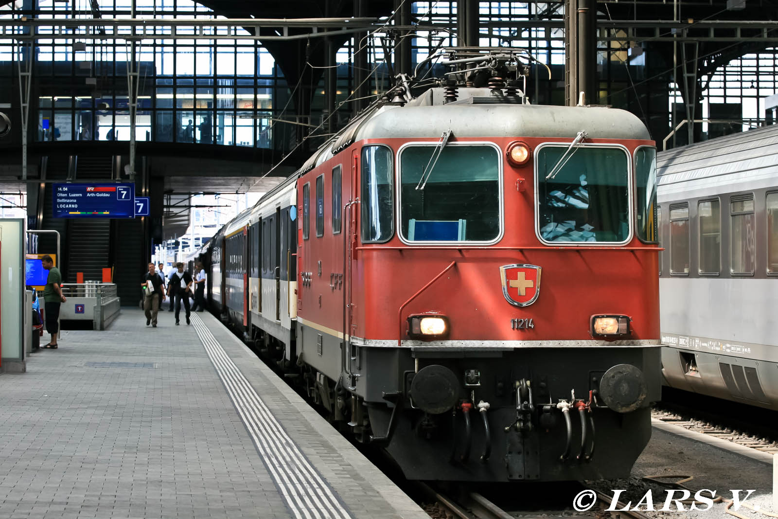 Interregio abfahrbereit auf Gleis 7 in Basel SBB nach Locarno