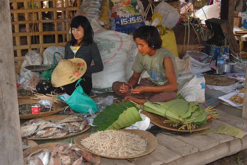 Intha market girls in Shan State at the Inle lake