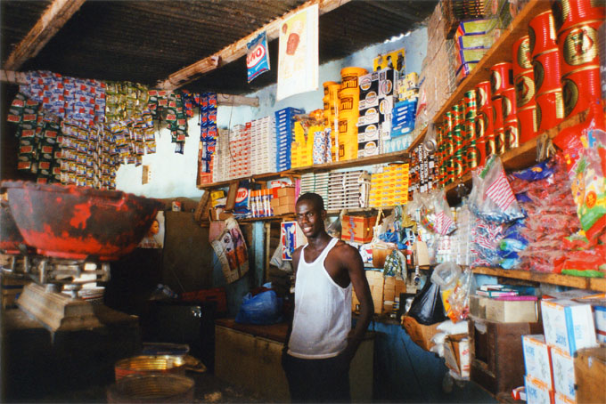 Into the grocer's shop - Pout