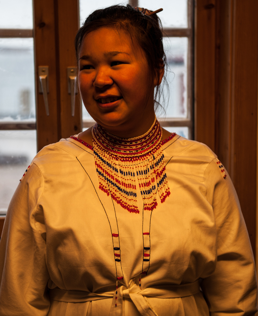 Inuitmädchen in trad.  Kleidung II in Ittoqqortoormiit