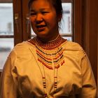 Inuitmädchen in trad.  Kleidung II in Ittoqqortoormiit