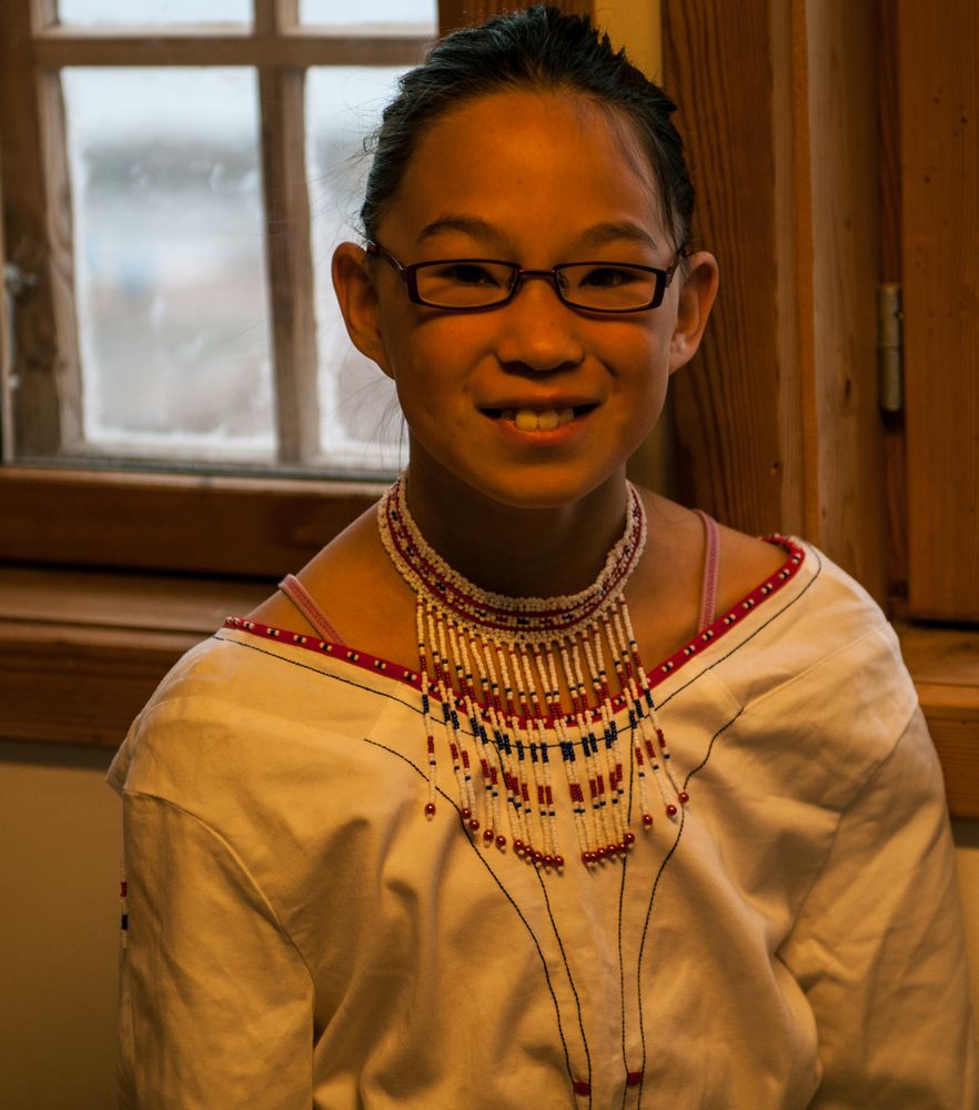Inuitmädchen in trad.  Kleidung  in Ittoqqortoormiit
