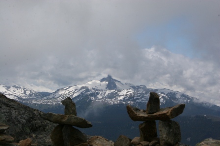 Inuitzeichen vor dem Black Tusk in Whistler