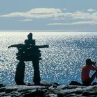 Inuk und Inukshuk in Salliq