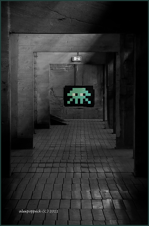 INVADER wartet am Notausgang