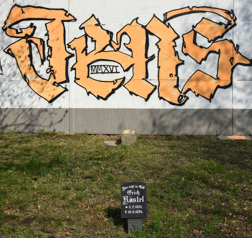 Invalidenfriedhof Graffiti