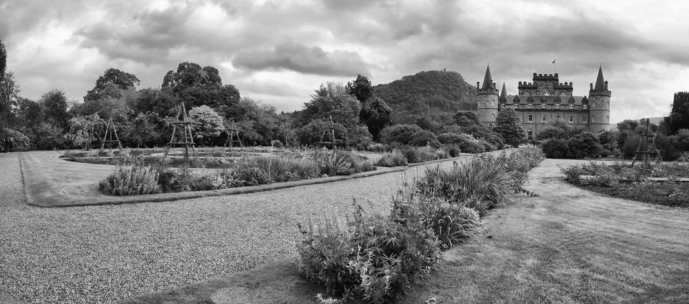 Inveraray Castle mit Gartenanlage (Panorama)