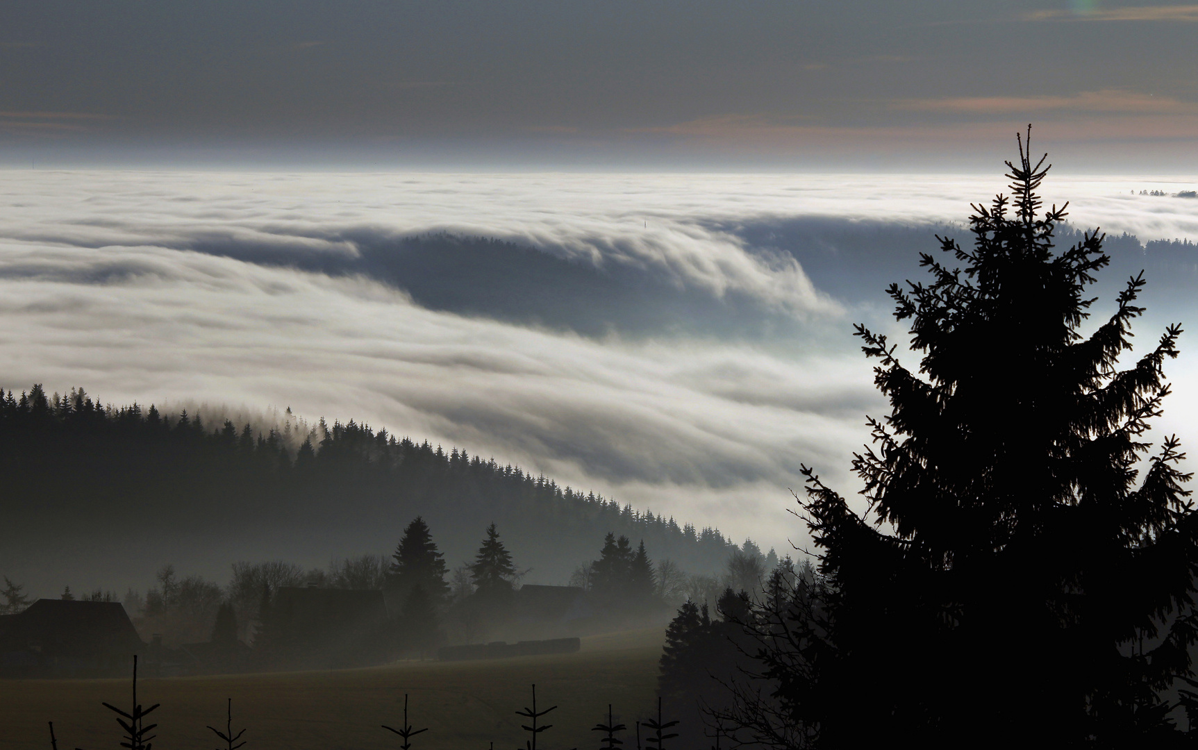 Inversionswetterlage Kahler Asten, Blick im Winter nach Neuastenberg, Wolkenwasserfall 